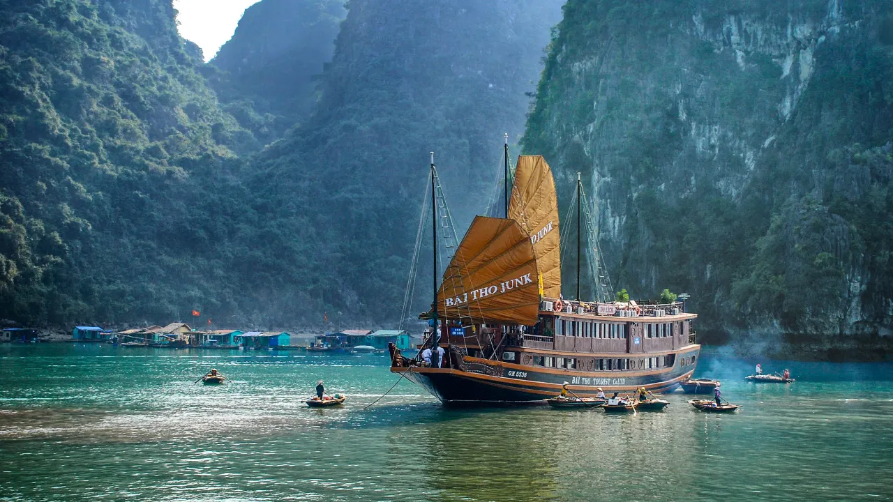 Vietnamesisk junke i Halongbugten Vietnamesisk junke i Halongbugten
