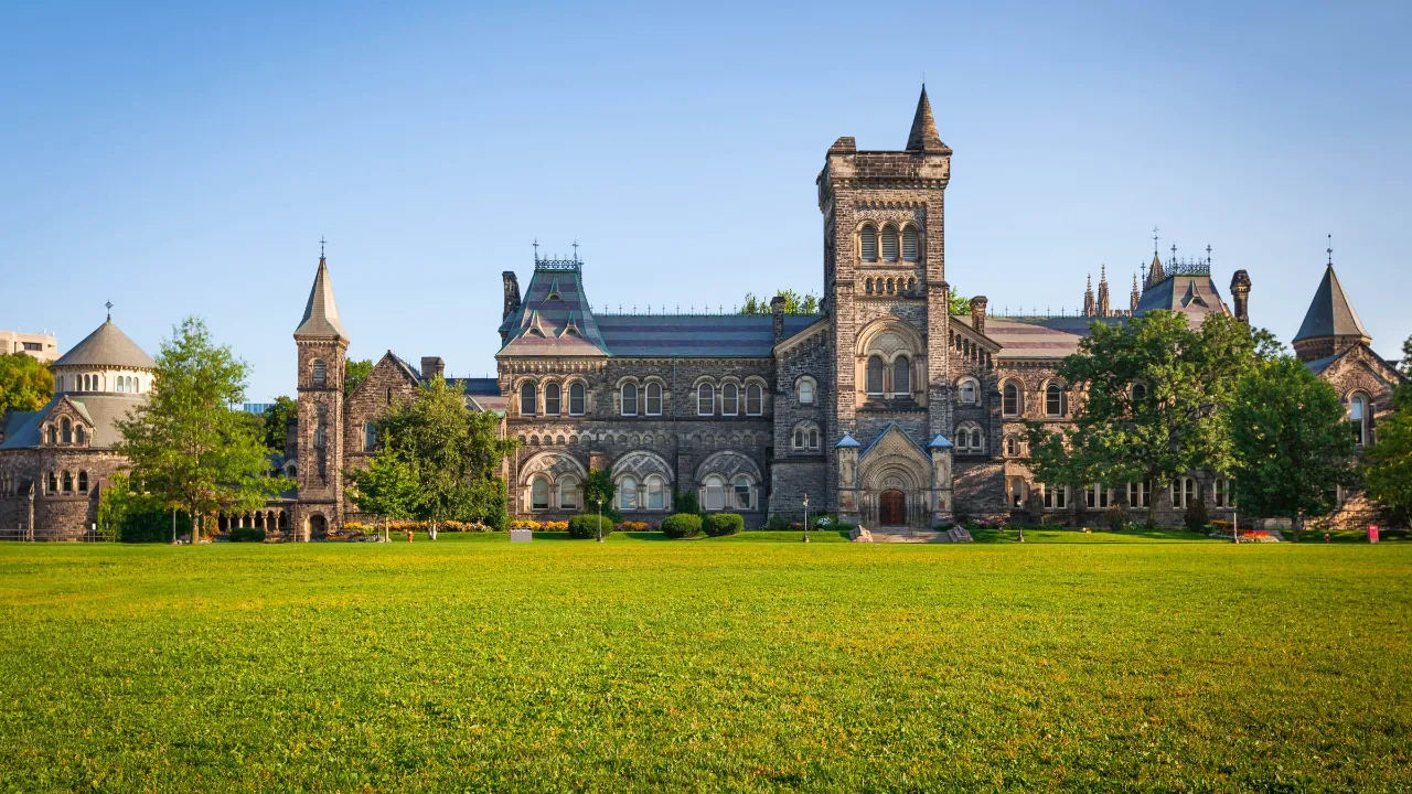 University of Toronto har næsten 100.000 studerende