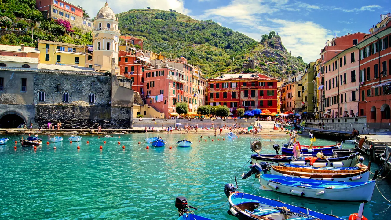Vernazza i Cinque Terre med både og farverige huse Vernazza i Cinque Terre med både og farverige huse