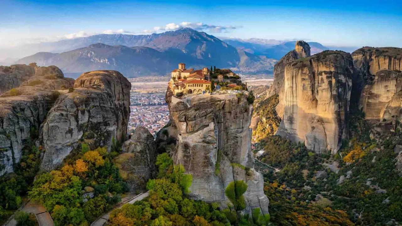 Agia Triada-klosteret i Meteora – majestætisk placeret, der er ca. 150 trappetrin til toppen Agia Triada-klosteret i Meteora – majestætisk placeret, der er ca. 150 trappetrin til toppen