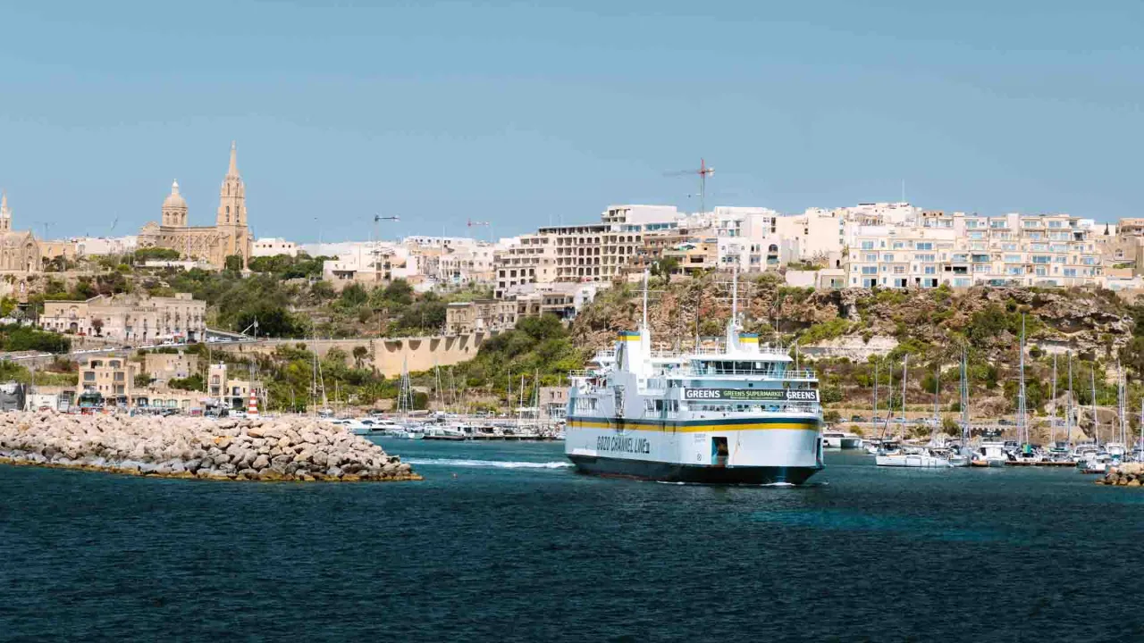 Færgen mellem Malta og Gozo forlader havnen i Mġarr på Gozo Færgen mellem Malta og Gozo forlader havnen i Mġarr på Gozo