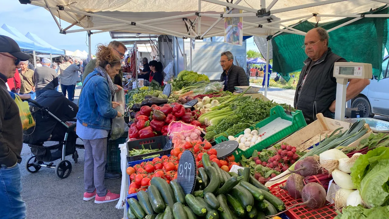 Grøntsagsbod på markedet i Salou Grøntsagsbod på markedet i Salou