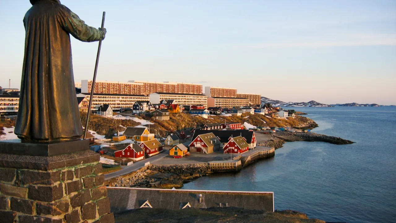 Kolonihavnen i Nuuk med statuen af Hans Egede i forgrunden Kolonihavnen i Nuuk med statuen af Hans Egede i forgrunden