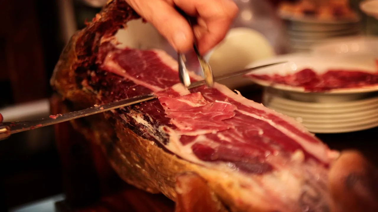 Seranoskinken - Jamón Serrano - skæres med specialkniv i meget tynde skiver