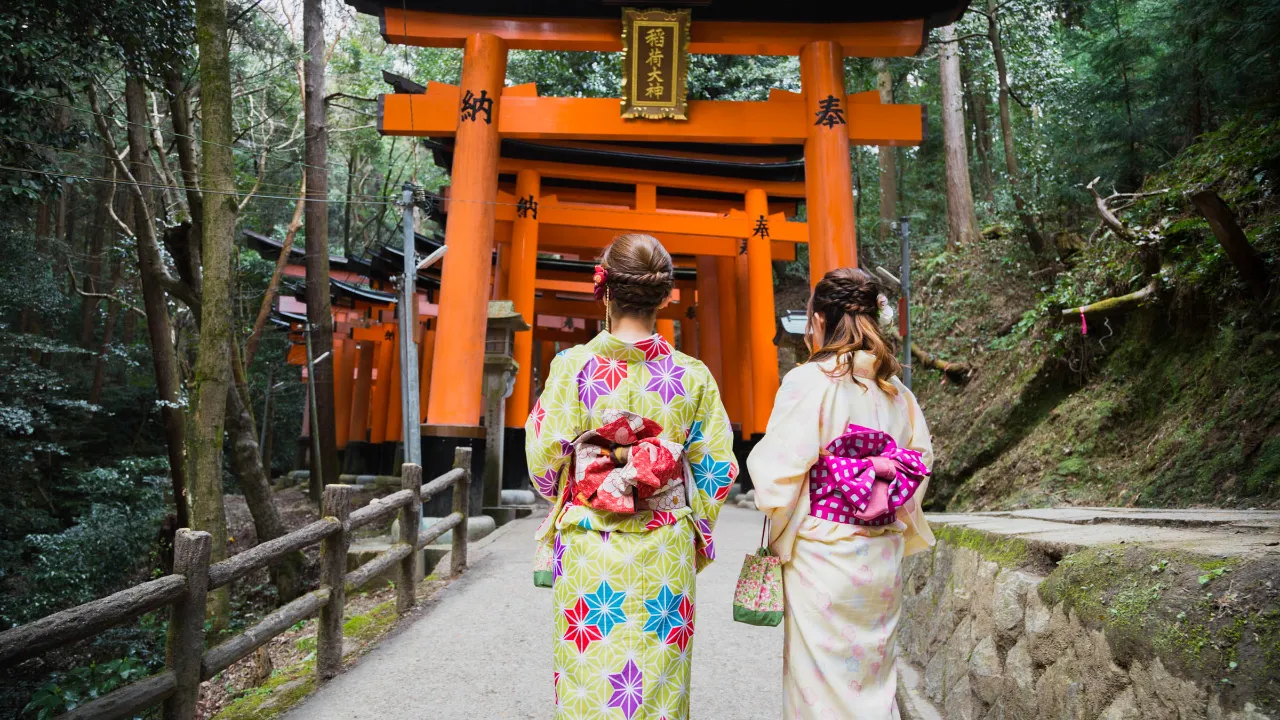 Ved shintohelligdommen Fushimi Inari-taisha Ved shintohelligdommen Fushimi Inari-taisha