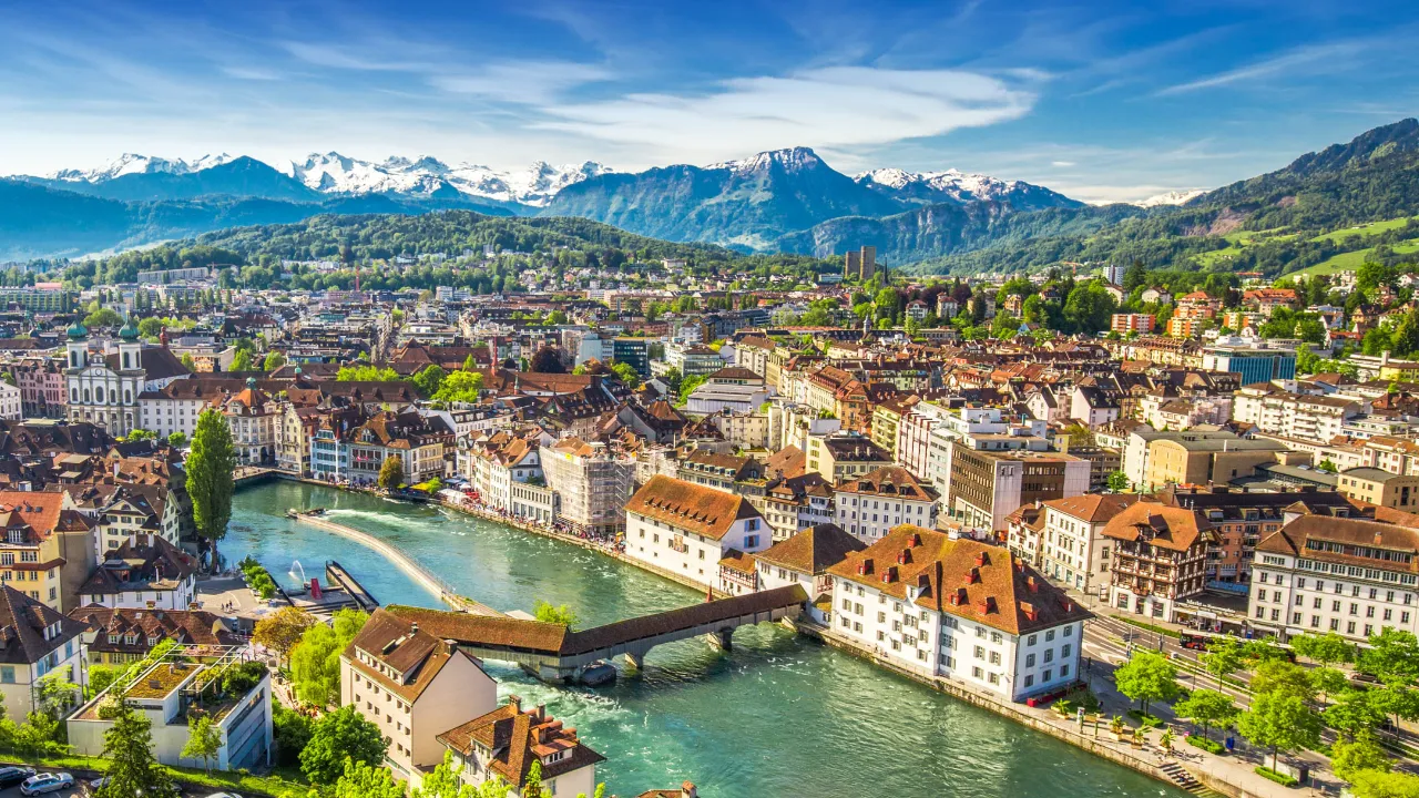 Luzern med den historiske træbro - Kapellbrücke over floden Reuss