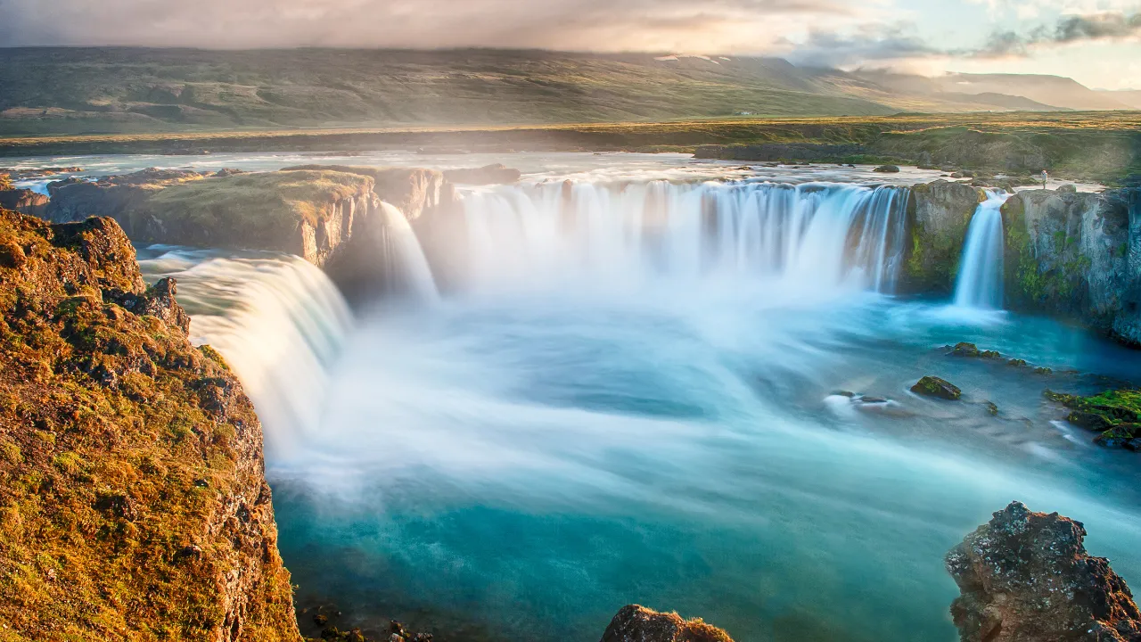 Vandfaldet Goðafoss er ca. 12 meter højt og 30 meter bredt