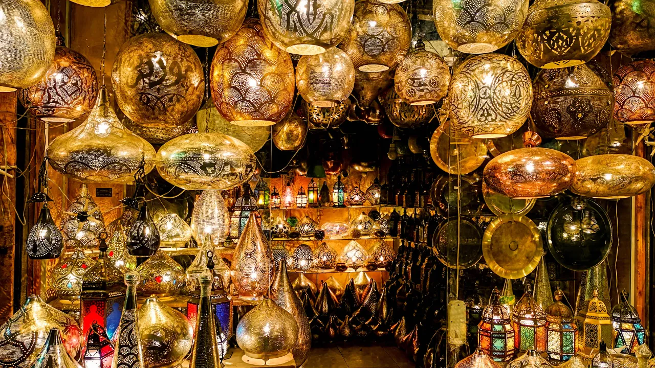 Khan el-Khalili basaren med håndlavede lamper – husk at "prutte om prisen!" Khan el-Khalili basaren med håndlavede lamper – husk at "prutte om prisen!"