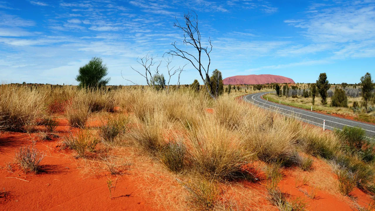 Ayers Rock skifter farve efter solens gang Ayers Rock skifter farve efter solens gang