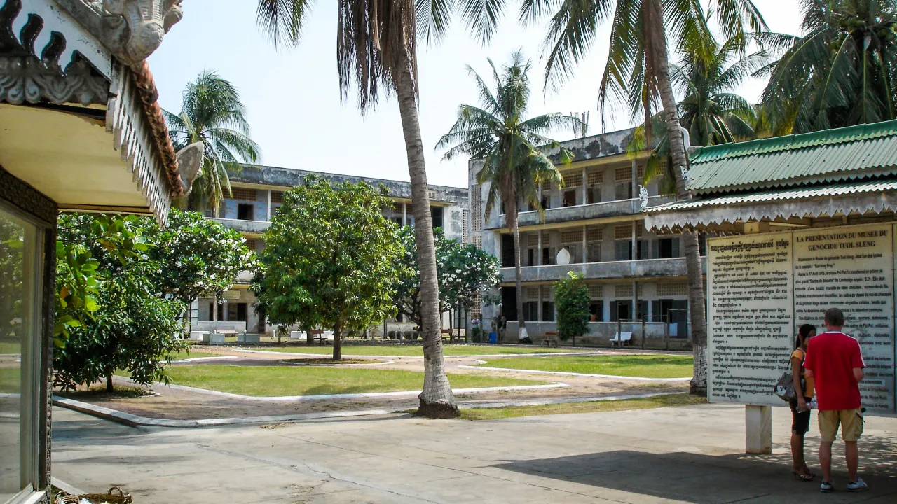 Tuol Sleng Genocide Museum i Phnom Penh var oprindelig en skole, men blev omdannet til fængsel under Khmer Rouge-regimet