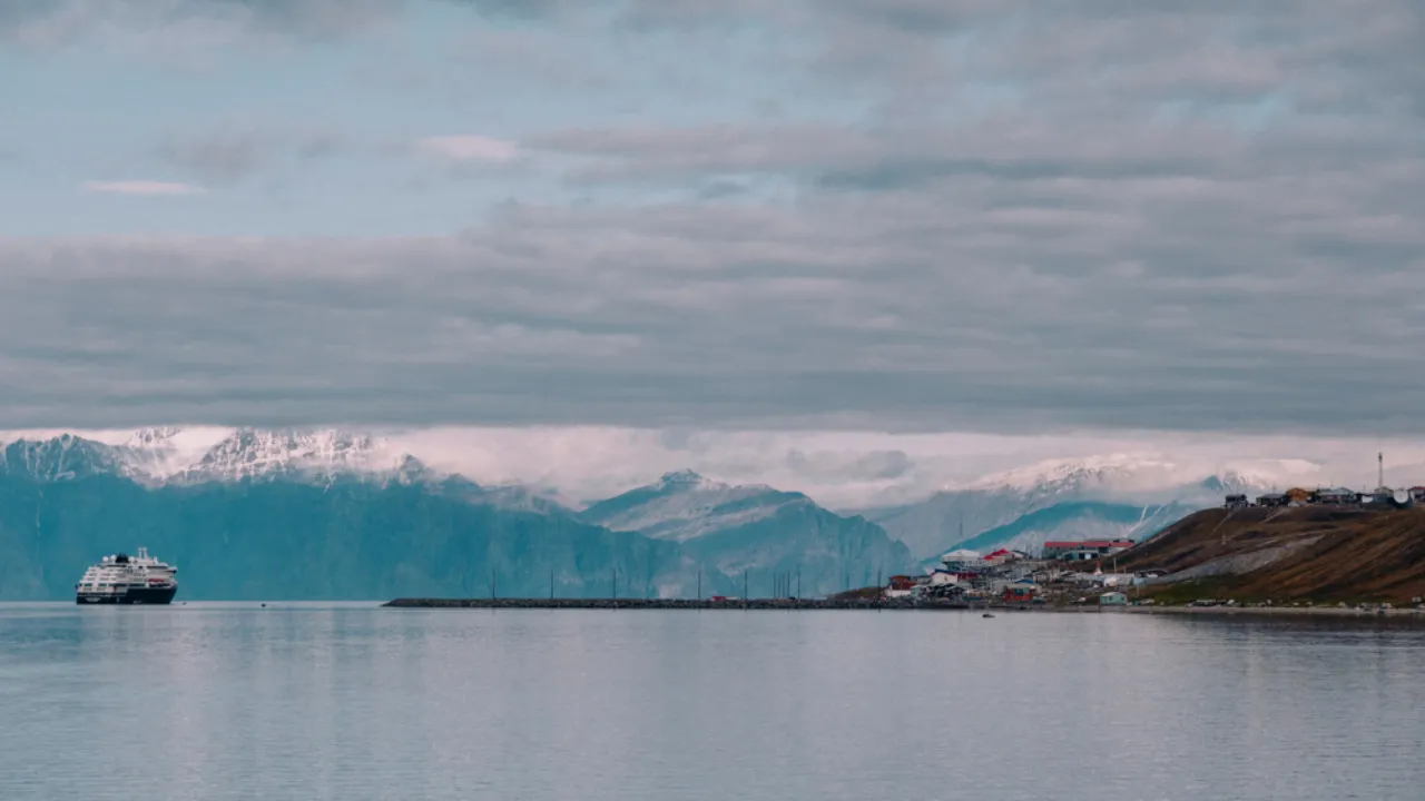 MS Fridtjof Nanasen på vej ind mod Pond Inlet - Mittimatalik på det lokale Inuitsprog MS Fridtjof Nanasen på vej ind mod Pond Inlet - Mittimatalik på det lokale Inuitsprog
