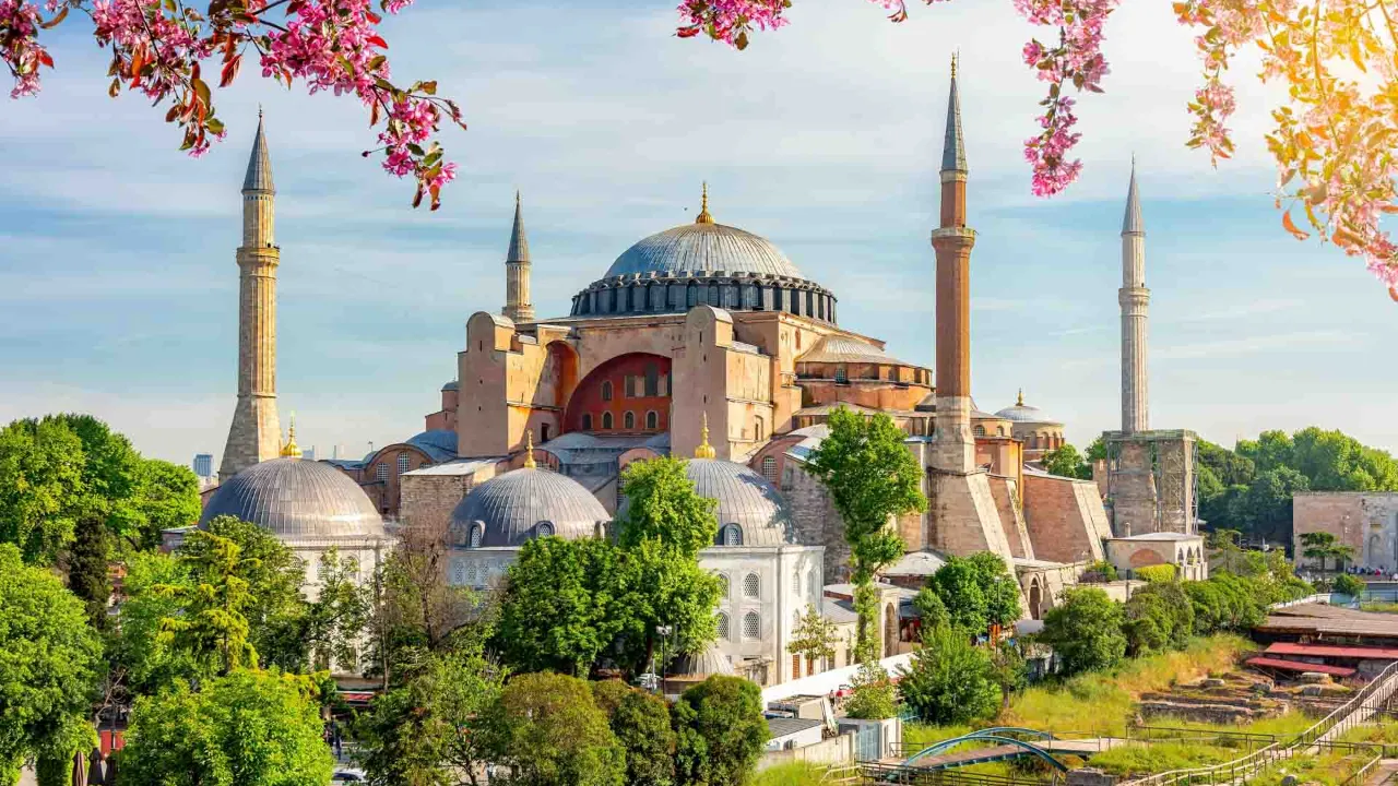 Hagia Sofia i Istanbul – et ikonisk bygningsværk, der har fungeret som kirke, moské og museum gennem historien