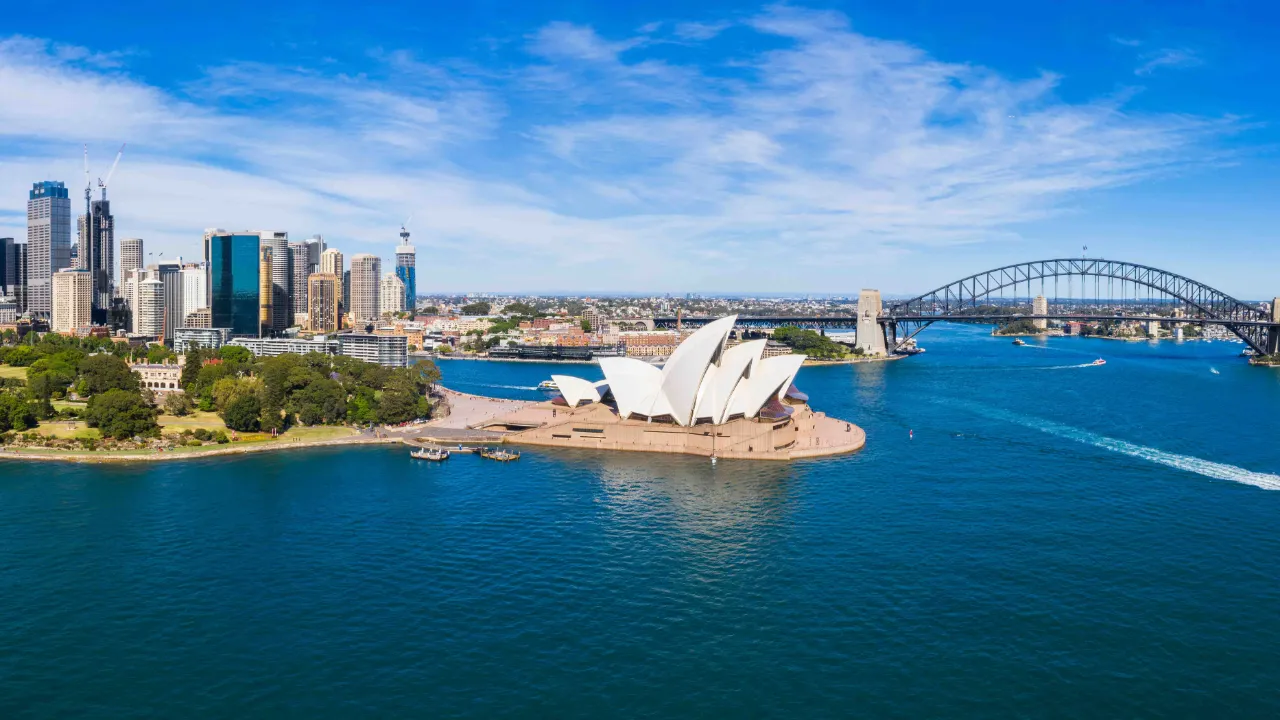 Luftfoto Sydney med havnebroen, Operaen og byens skyline Luftfoto Sydney med havnebroen, Operaen og byens skyline