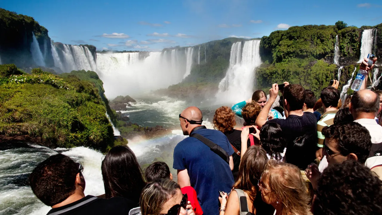 Fra gangbroerne ved Iguazú-vandfaldene er der panoramaudsigt til de mange brusende vandfald