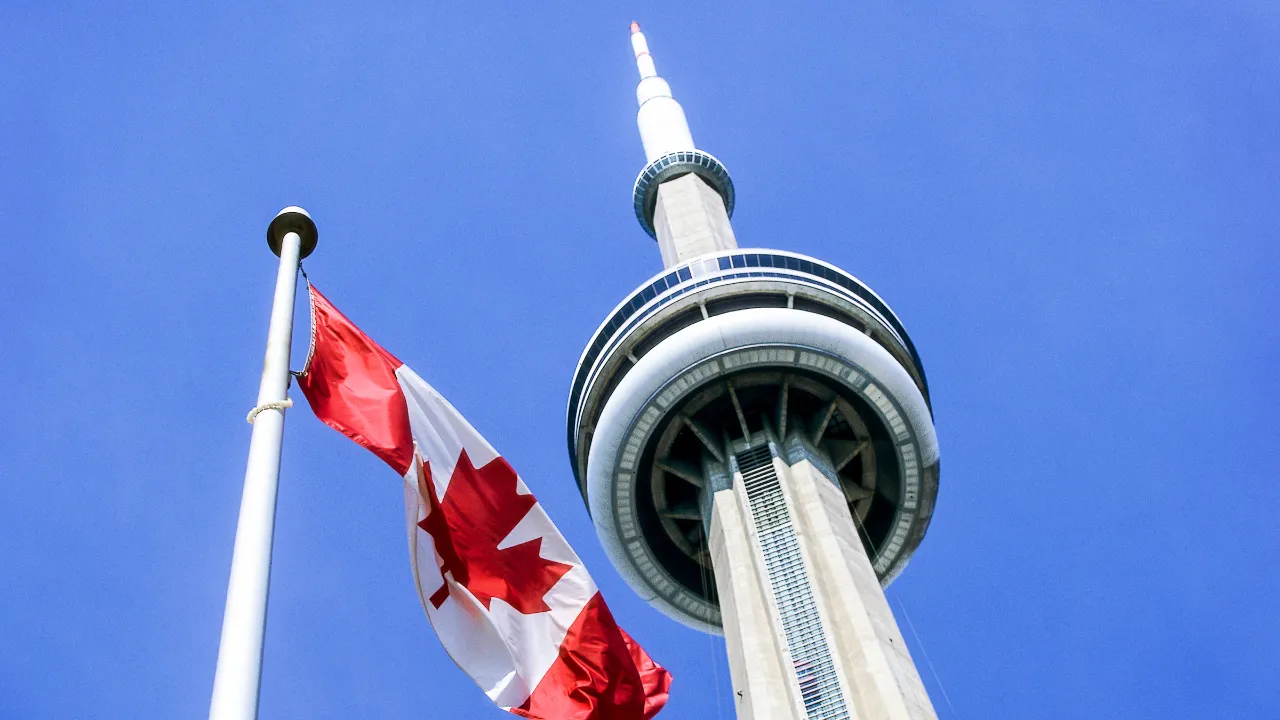 Canadas nationalflag, Maple Leaf, vajer foran det 553 meter høje CN Tower i Toronto