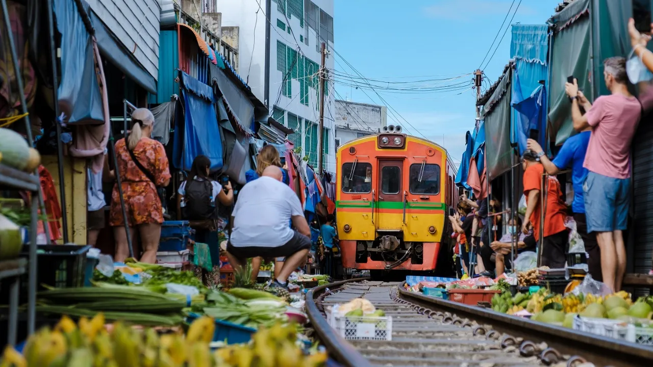 Maeklong Railway Market i Bangkok
