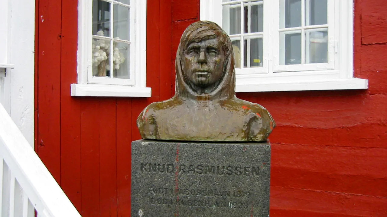Statue af polarforskeren Knud Rasmussen i Ilulissat