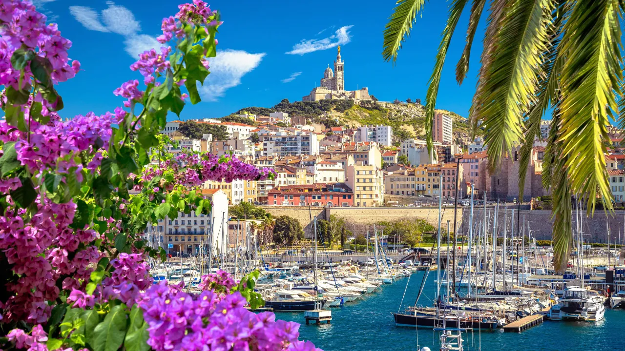Marseilles gamle havn og Notre-Dame de la Garde højt over byen