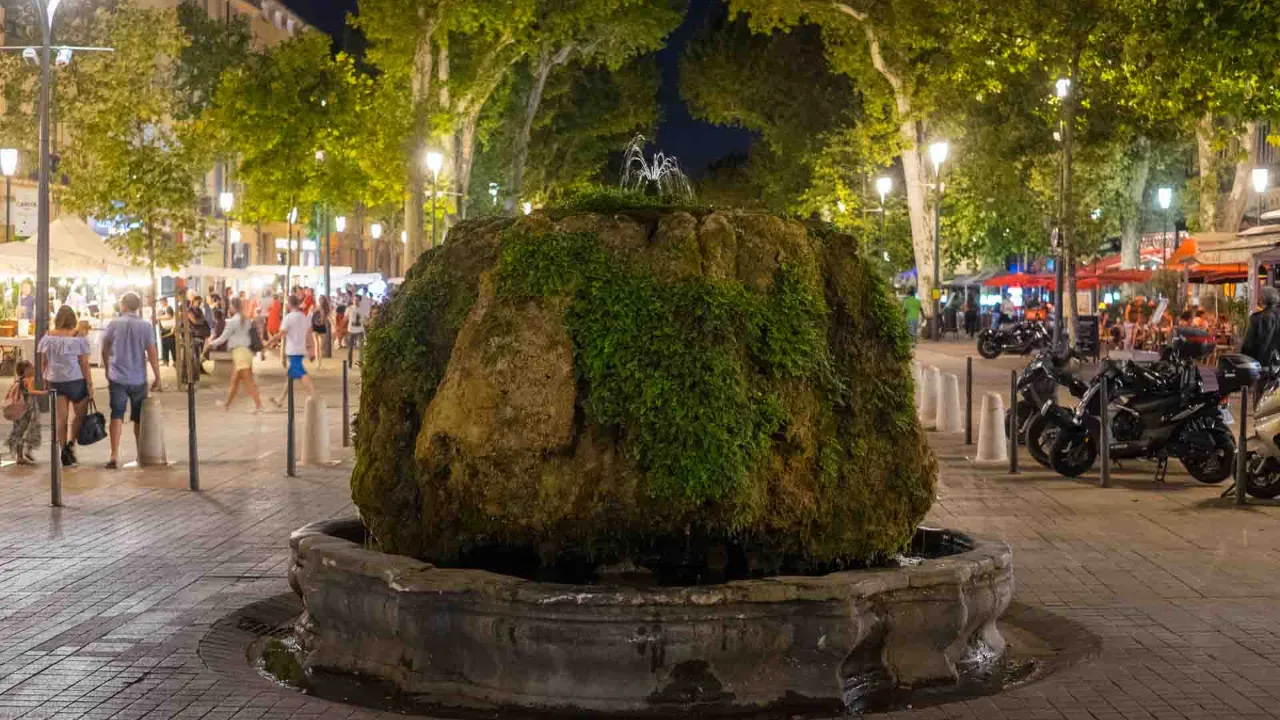 Den kendte fontæne “Fontaine d’Eau Chaude” på Cours Mirabeau i Aix-en-Provence med 18° varmt vand