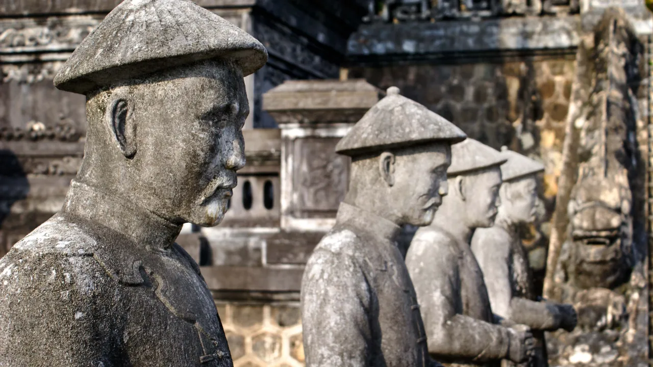 Store stenfigurer ved kejser Khai Dihns mausoleum - Hué