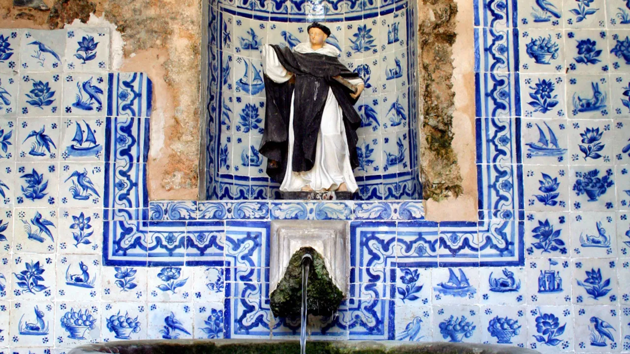 Dekorativ fontæne i Estoril omgivet af traditionelle blå-hvide azulejos