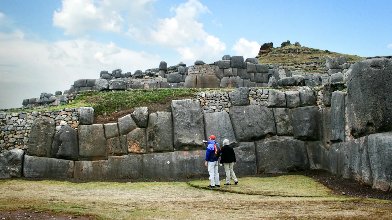 Sacsayhuamán – inkaernes imponerende stenmure ved Cusco Sacsayhuamán – inkaernes imponerende stenmure ved Cusco