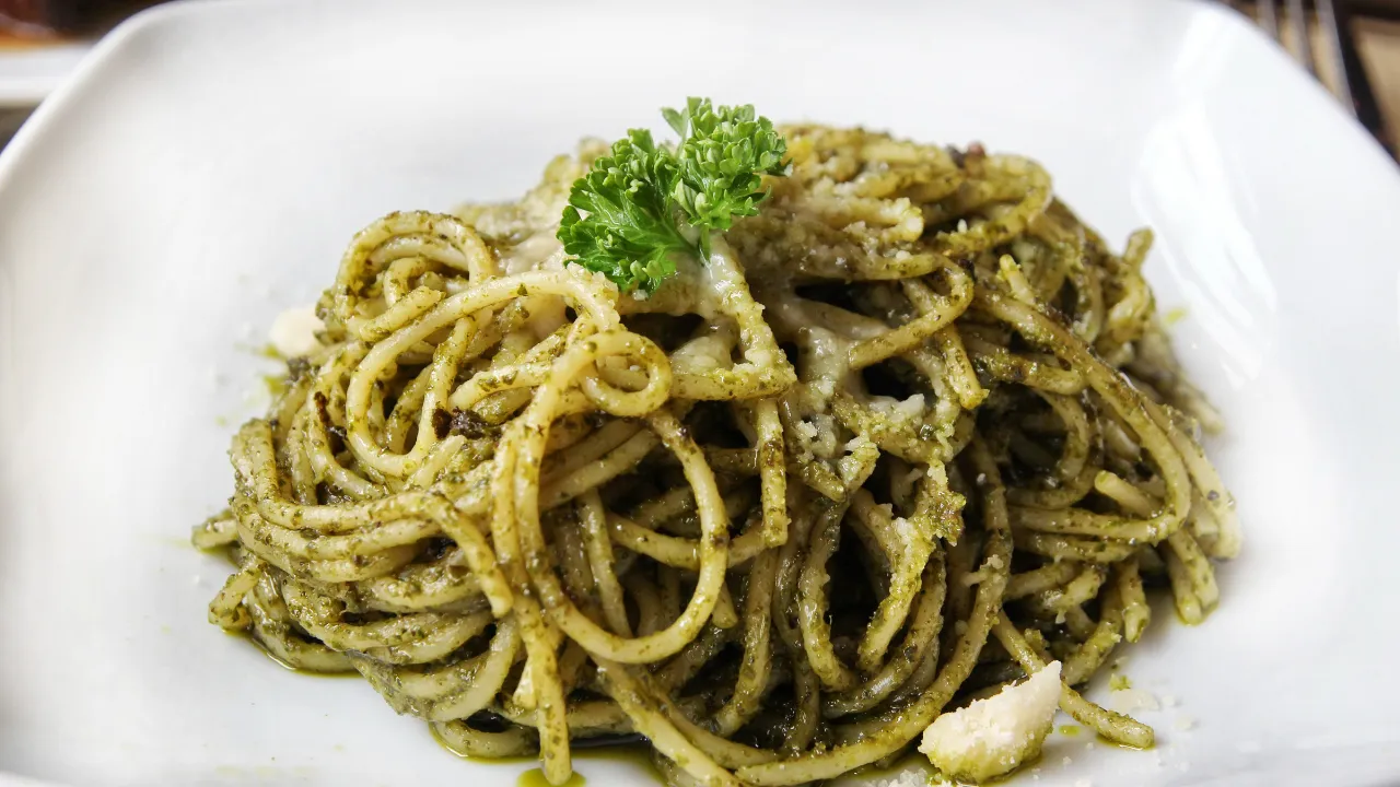 Pasta med pesto og lidt grønt