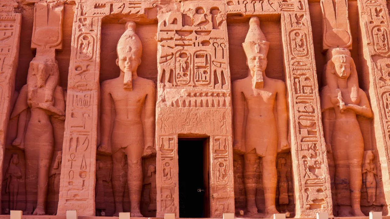 Det lille Abu Simbel-tempel bygget ca 1250 f.Kr. af Ramses II Det lille Abu Simbel-tempel bygget ca 1250 f.Kr. af Ramses II