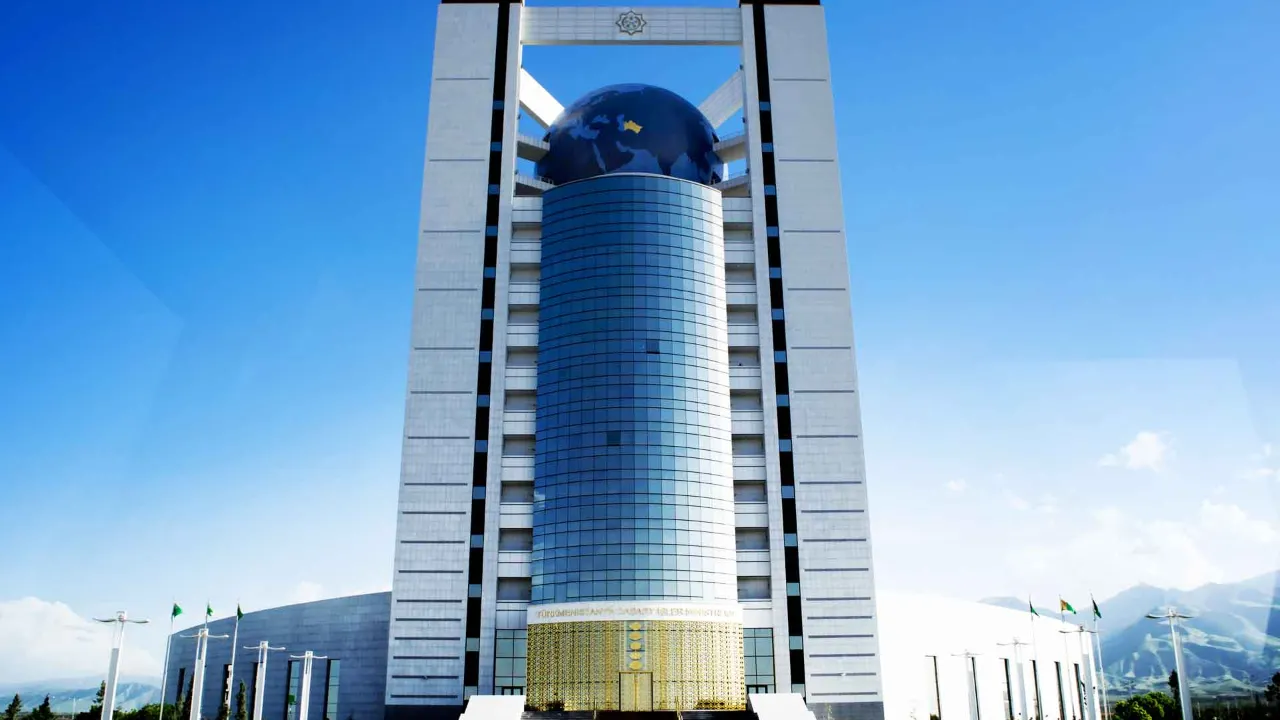 Turkmenistans Udenrigsministerium ligger på den pompøse Archabil Avenue i landets hovedstad, Asjkhabad