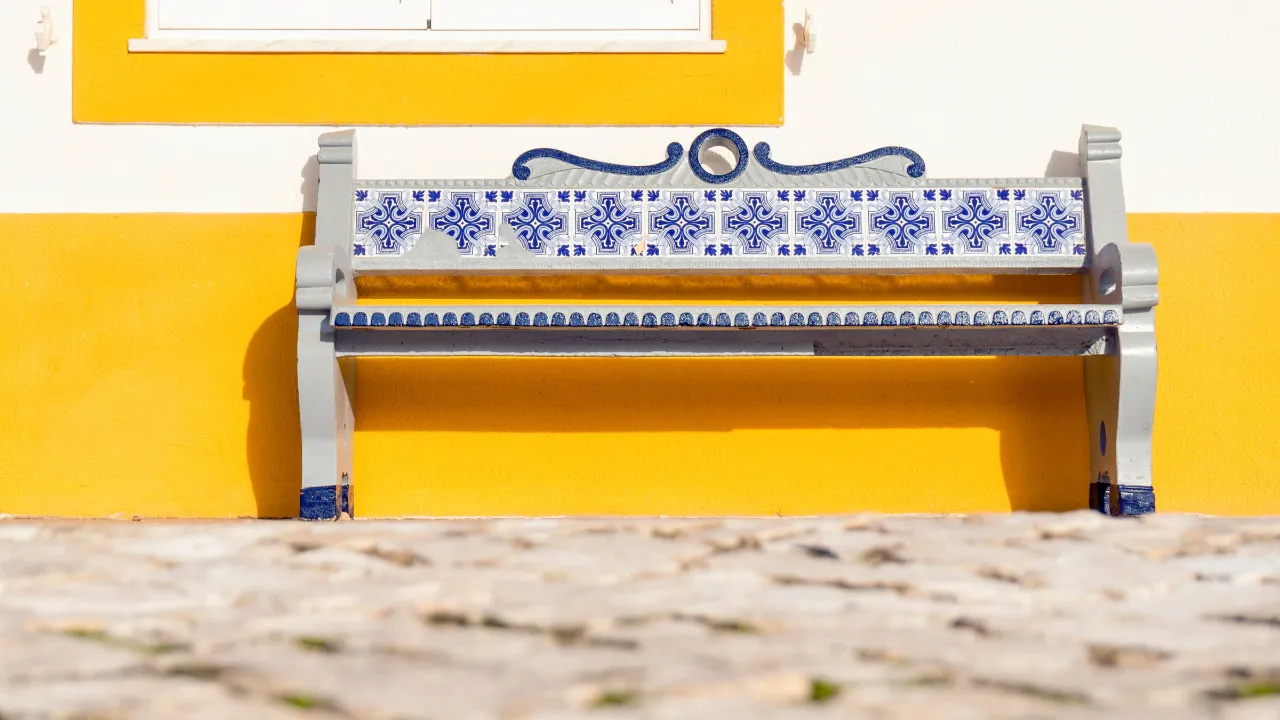 Dekorativ bænk med blå og hvide azulejos (portugisiske kakler)