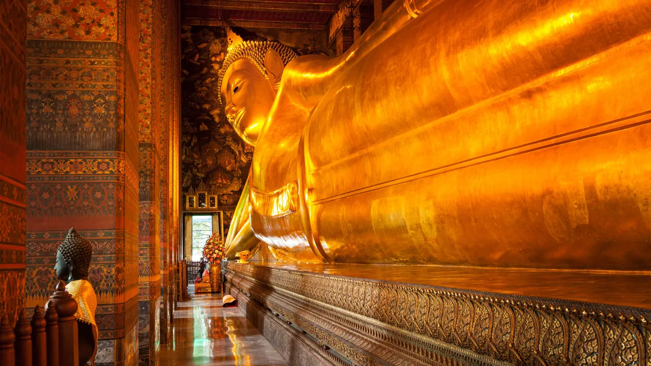 Den ikoniske liggende Buddha i Wat Pho Den ikoniske liggende Buddha i Wat Pho