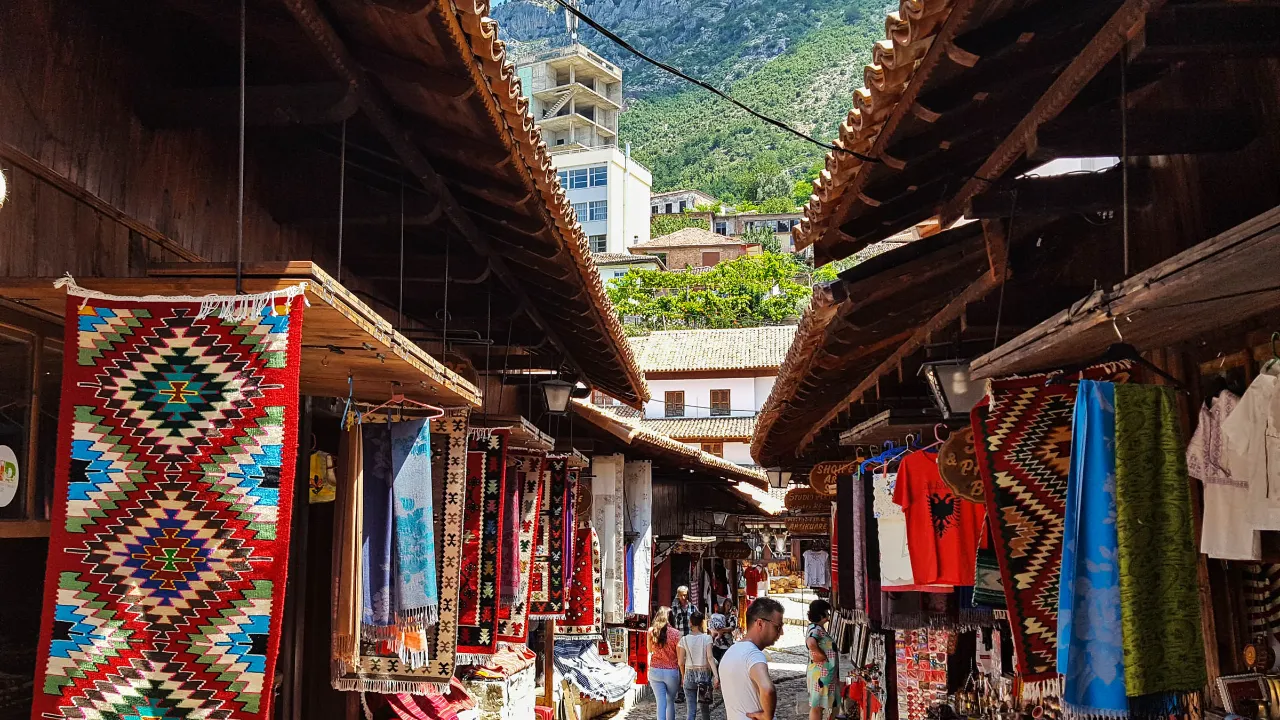 Basaren i Kruja, Albanien, med tæpper, håndværk og souvenirs Basaren i Kruja, Albanien, med tæpper, håndværk og souvenirs