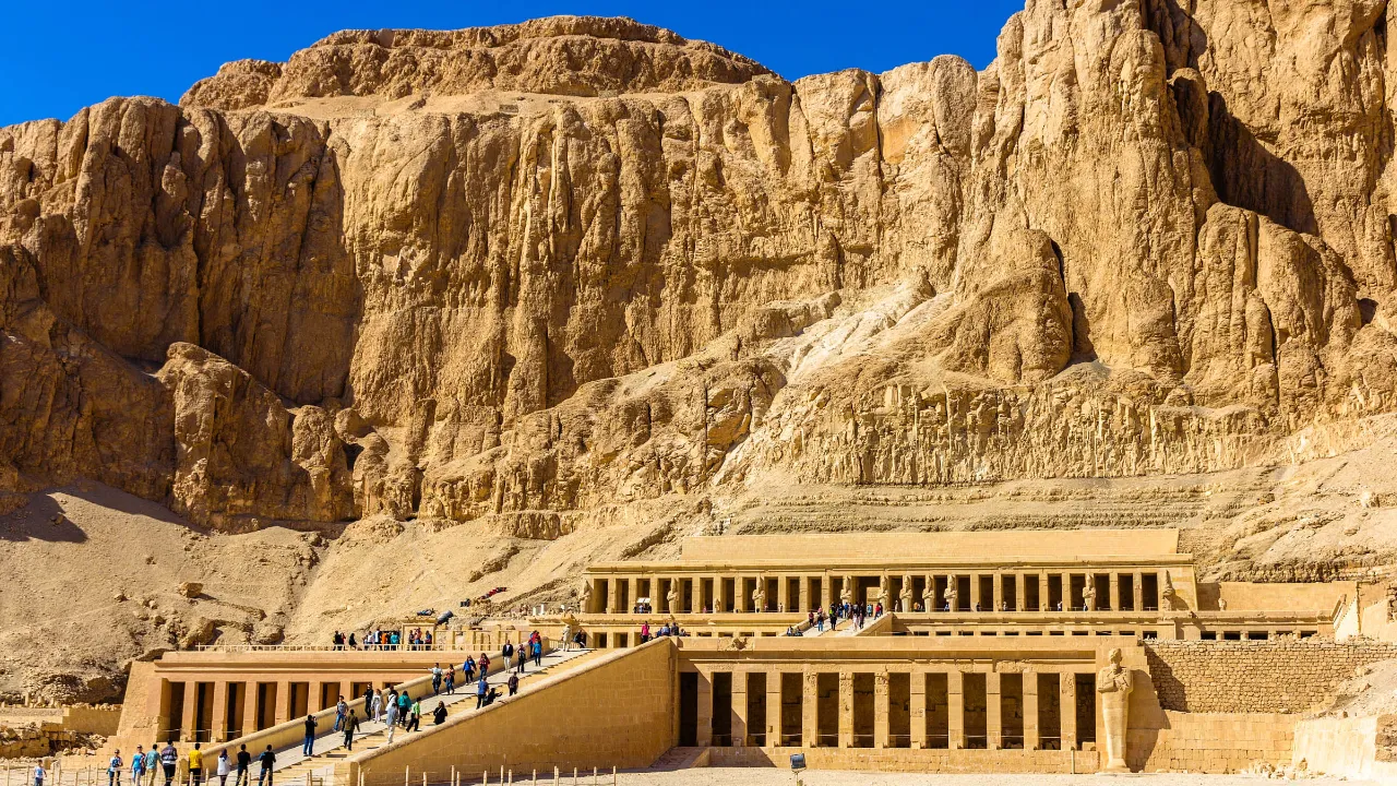 Hatschepsuts tempel nær Luxor er bygget til en af de få kvindelige faraoer Hatschepsuts tempel nær Luxor er bygget til en af de få kvindelige faraoer
