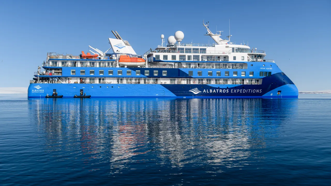 Der er ca 100 besætningsmedlemmer på Ocean Albatros Der er ca 100 besætningsmedlemmer på Ocean Albatros