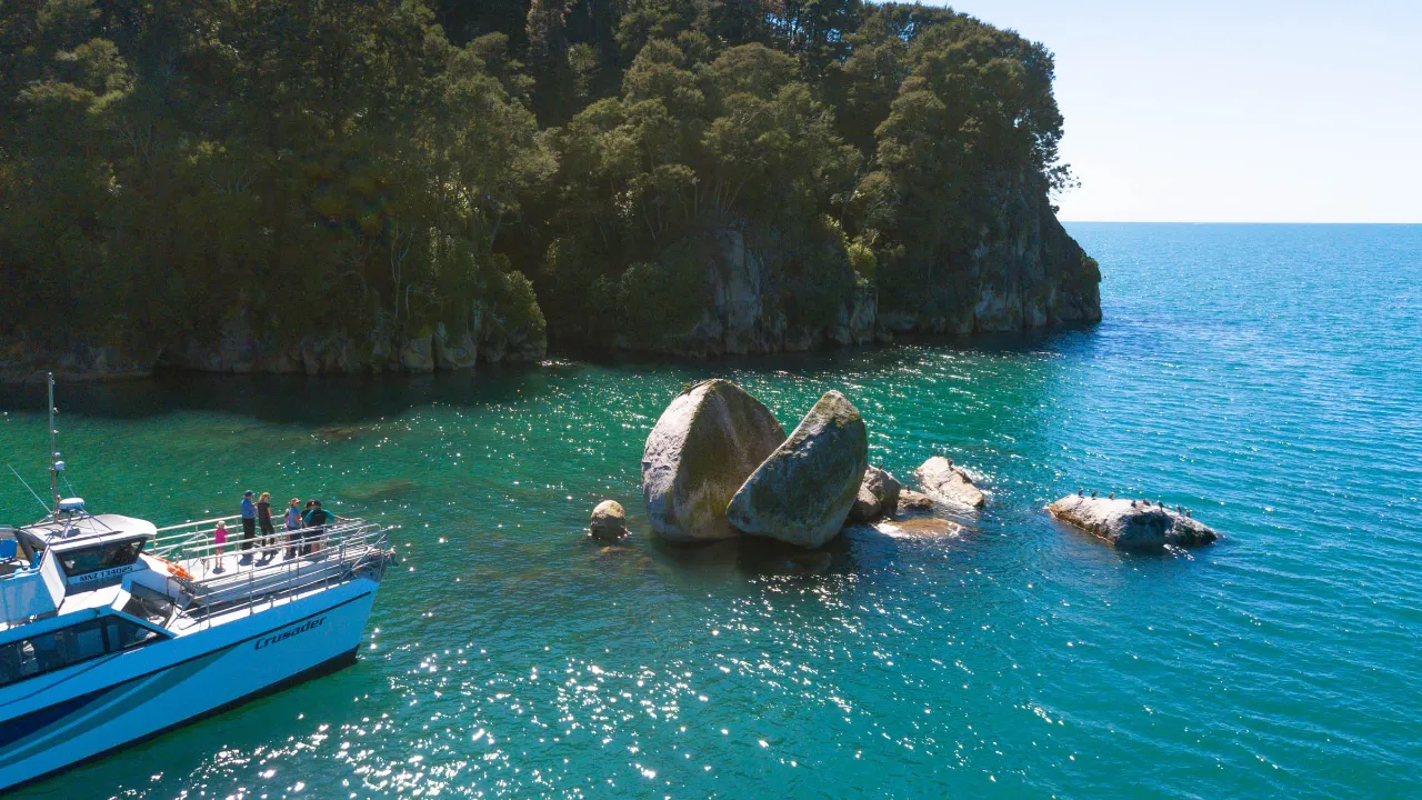 Split Apple Rock, som ligger ud for kysten i Tasman Bay