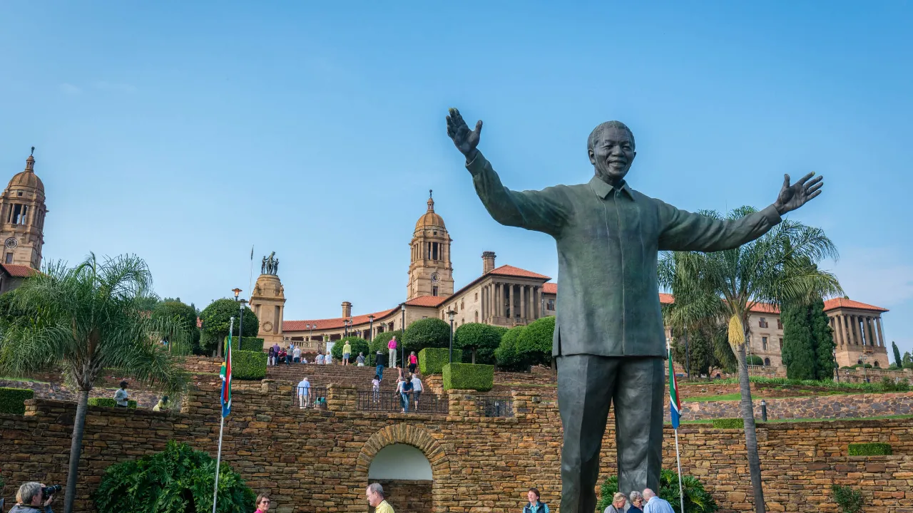 Statue af Nelson Mandela foran Union Buildings i Pretoria