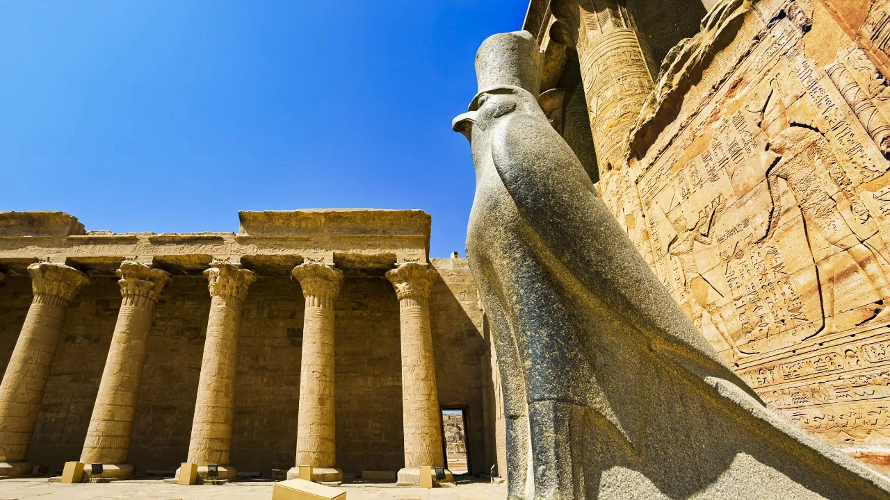 Horus-templet i Edfu med statue af Horus som falk Horus-templet i Edfu med statue af Horus som falk