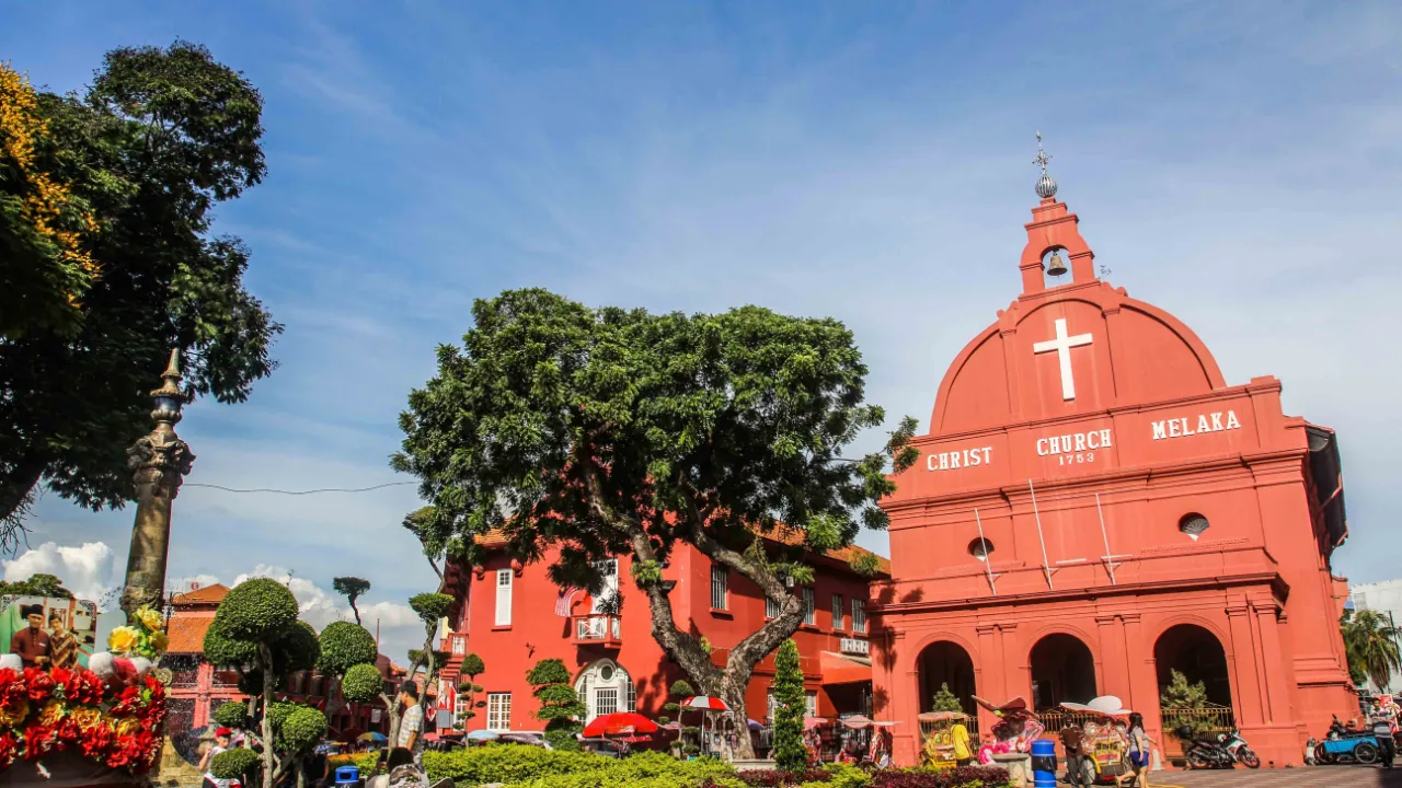 Christ Church i Malacca med sin karakteristiske røde facade Christ Church i Malacca med sin karakteristiske røde facade