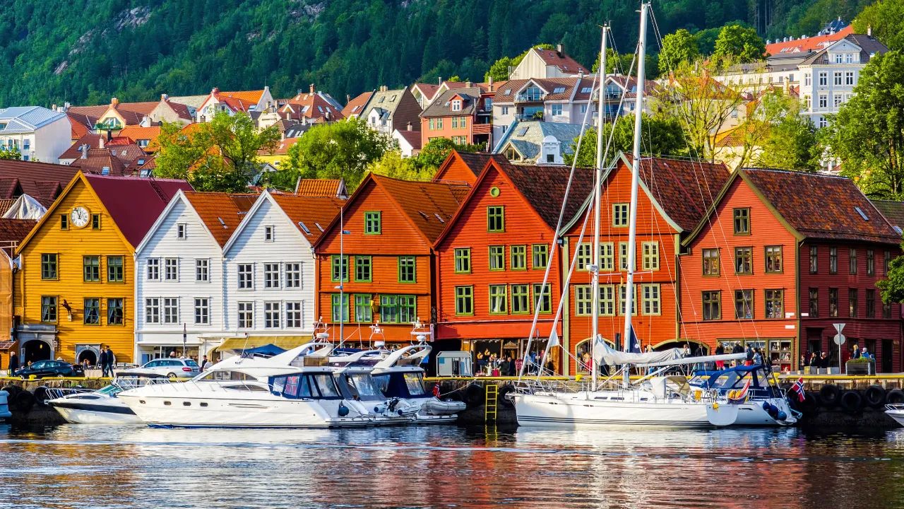 Bryggen i Bergen med de farverige træhuse Bryggen i Bergen med de farverige træhuse