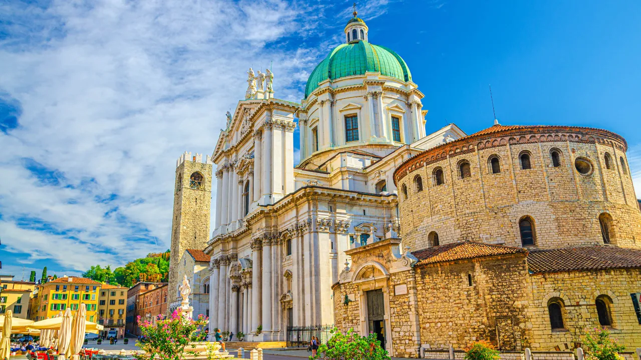 Den nye og den gamle katedral I Brescia Den nye og den gamle katedral I Brescia