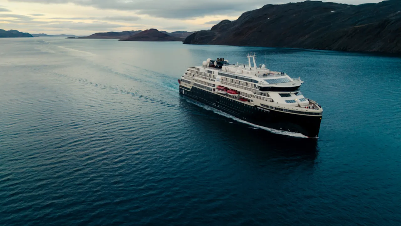 MS Fridjof Nansen i Nordvestpassagen MS Fridjof Nansen i Nordvestpassagen