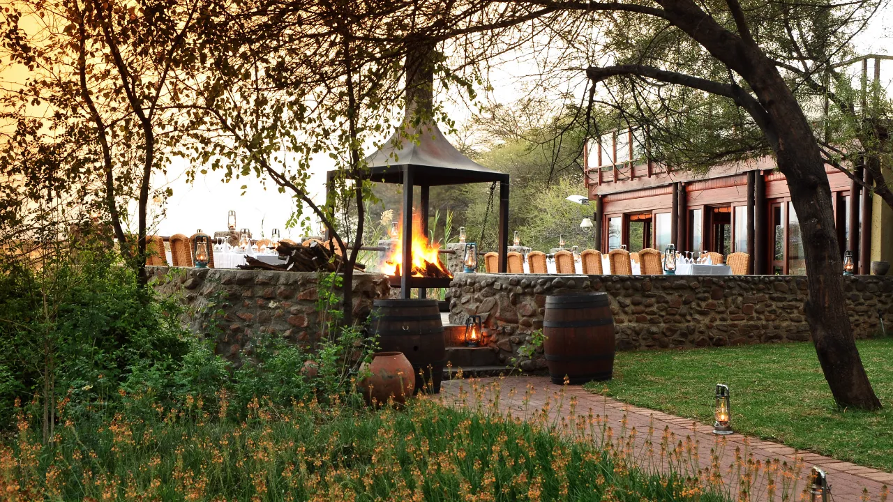 Det udendørs restaurantområde ved Tau Game Lodge