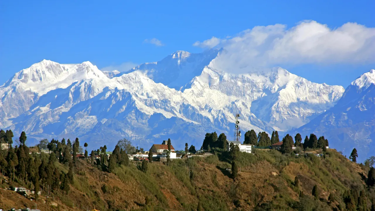 Darjeeling med de sneklædte ca 8.600 meter høje Kangchenjunga-bjerge i baggrunden Darjeeling med de sneklædte ca 8.600 meter høje Kangchenjunga-bjerge i baggrunden