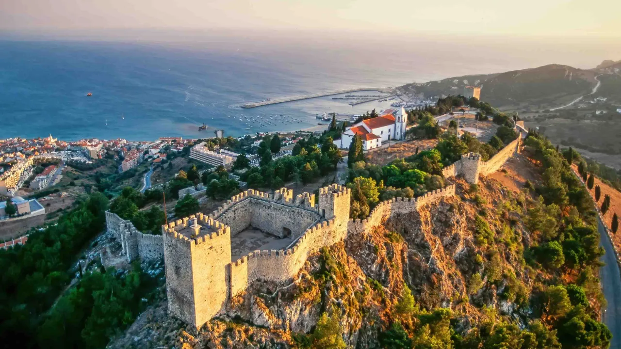 Sesimbra-borgen højt over kystbyen med udsigt over Atlanterhavet