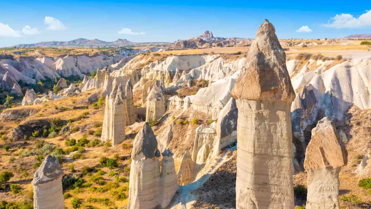Fairy chimneys i Kappadokien nær Göreme, Tyrkiet – et unikt landskab formet af vind og vand gennem tusinder af år