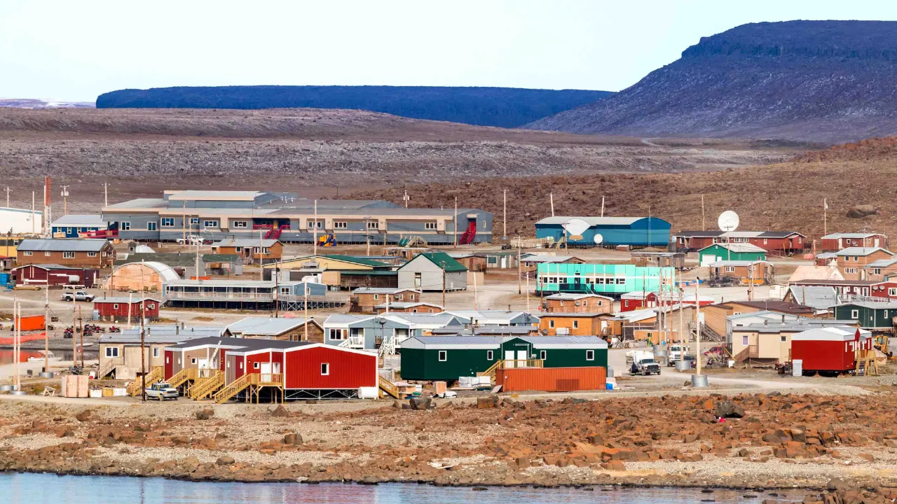 Ulukhaktok er en lille bygd med 400 indbyggere i den vestlige del af Nordvestpassagen Ulukhaktok er en lille bygd med 400 indbyggere i den vestlige del af Nordvestpassagen