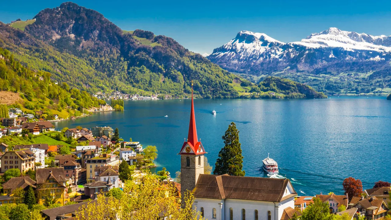 Vierwaldstättersøen med Luzern i forgrunden og bjergtinder i baggrunden