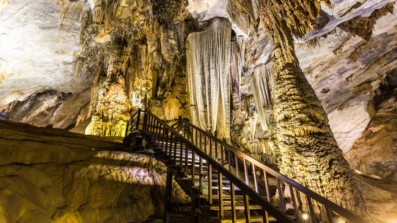 Den magiske Paradis-grotte i Dong Hoi