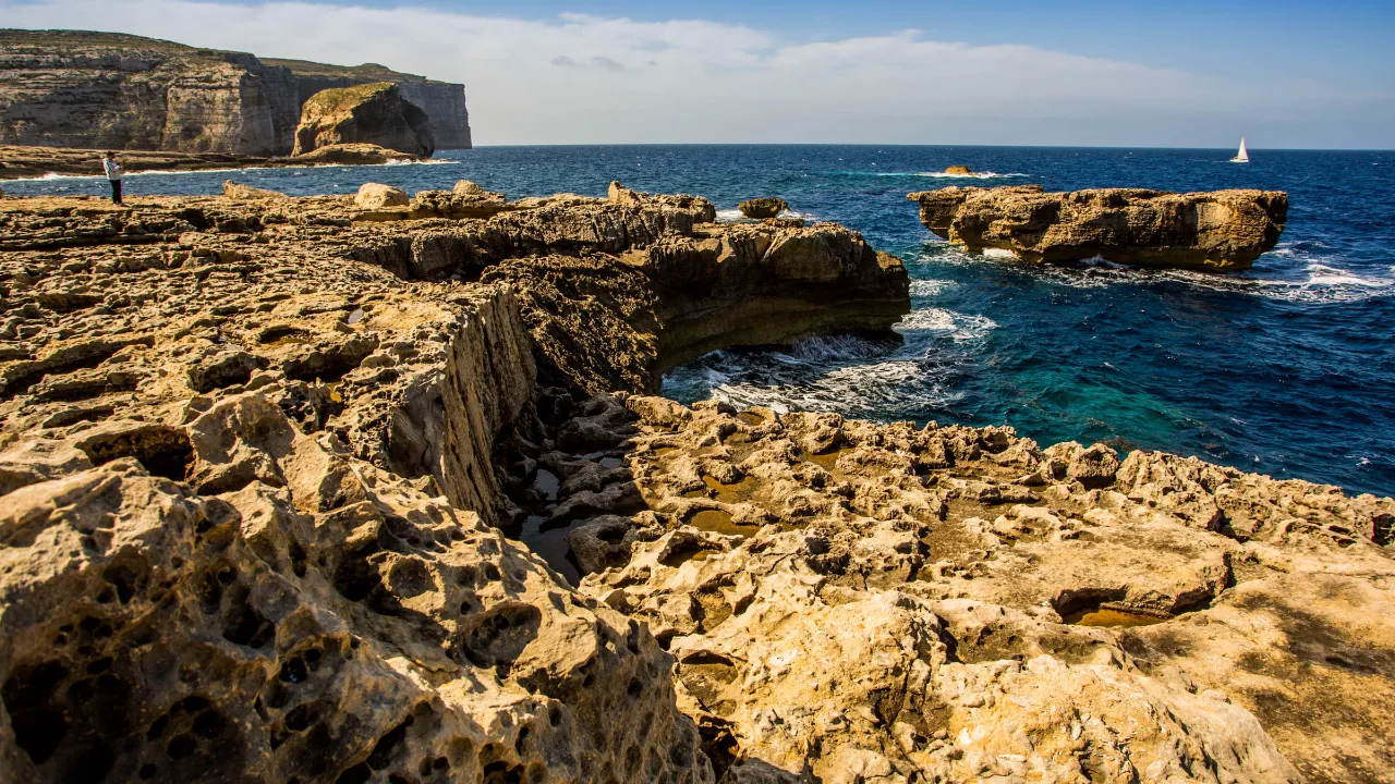 Dramatiske klipper og havudsigt ved Dwejra på Gozo