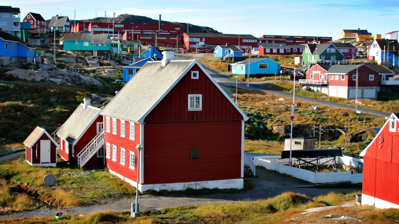 Farverige træhuse i Ilulissat – farven fortæller, hvem der bor i husene – eller rettere deres profession – de røde er f.eks. kirke, skole, handel Farverige træhuse i Ilulissat – farven fortæller, hvem der bor i husene – eller rettere deres profession – de røde er f.eks. kirke, skole, handel